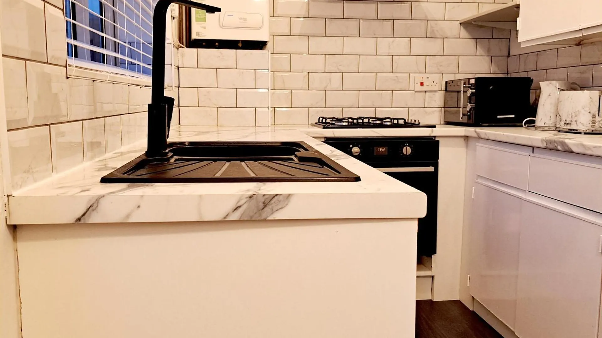 2 Bedroom House In Leeds - Sleeps 5 Wifi Parking