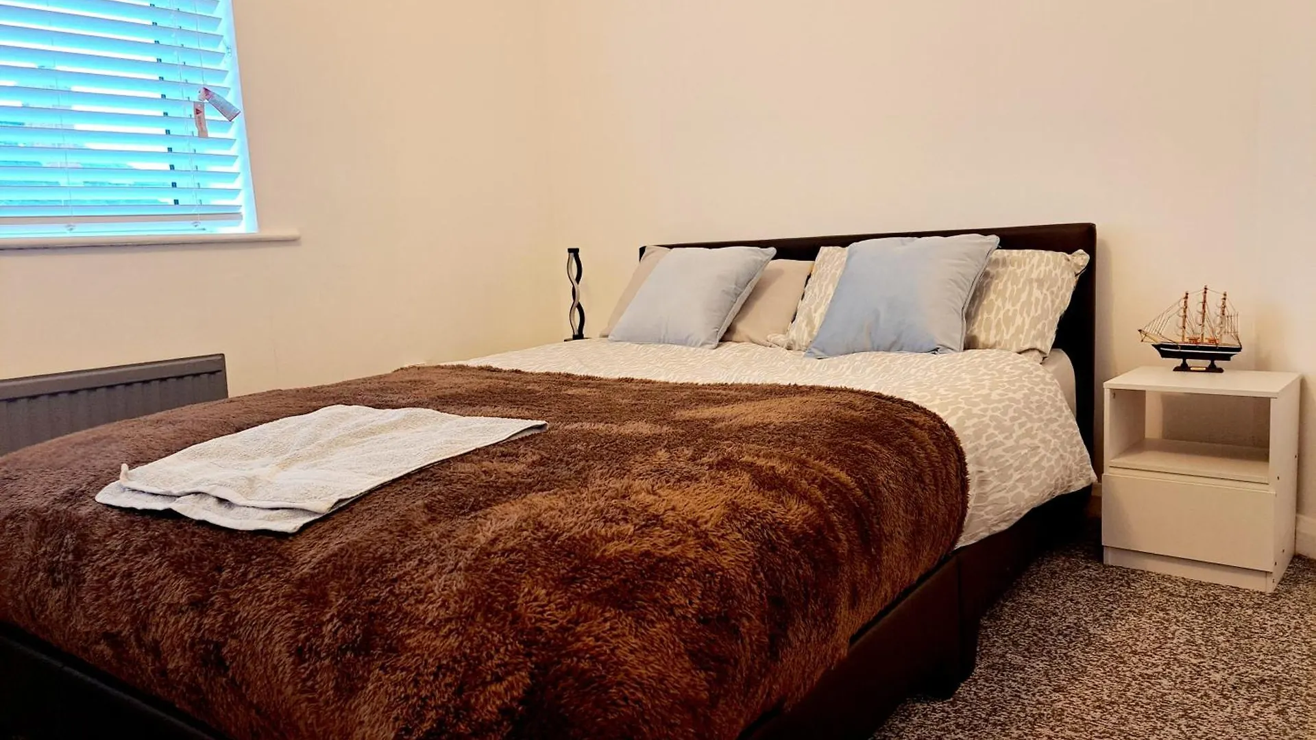 2 Bedroom House In Leeds - Sleeps 5 Wifi Parking Λιντς