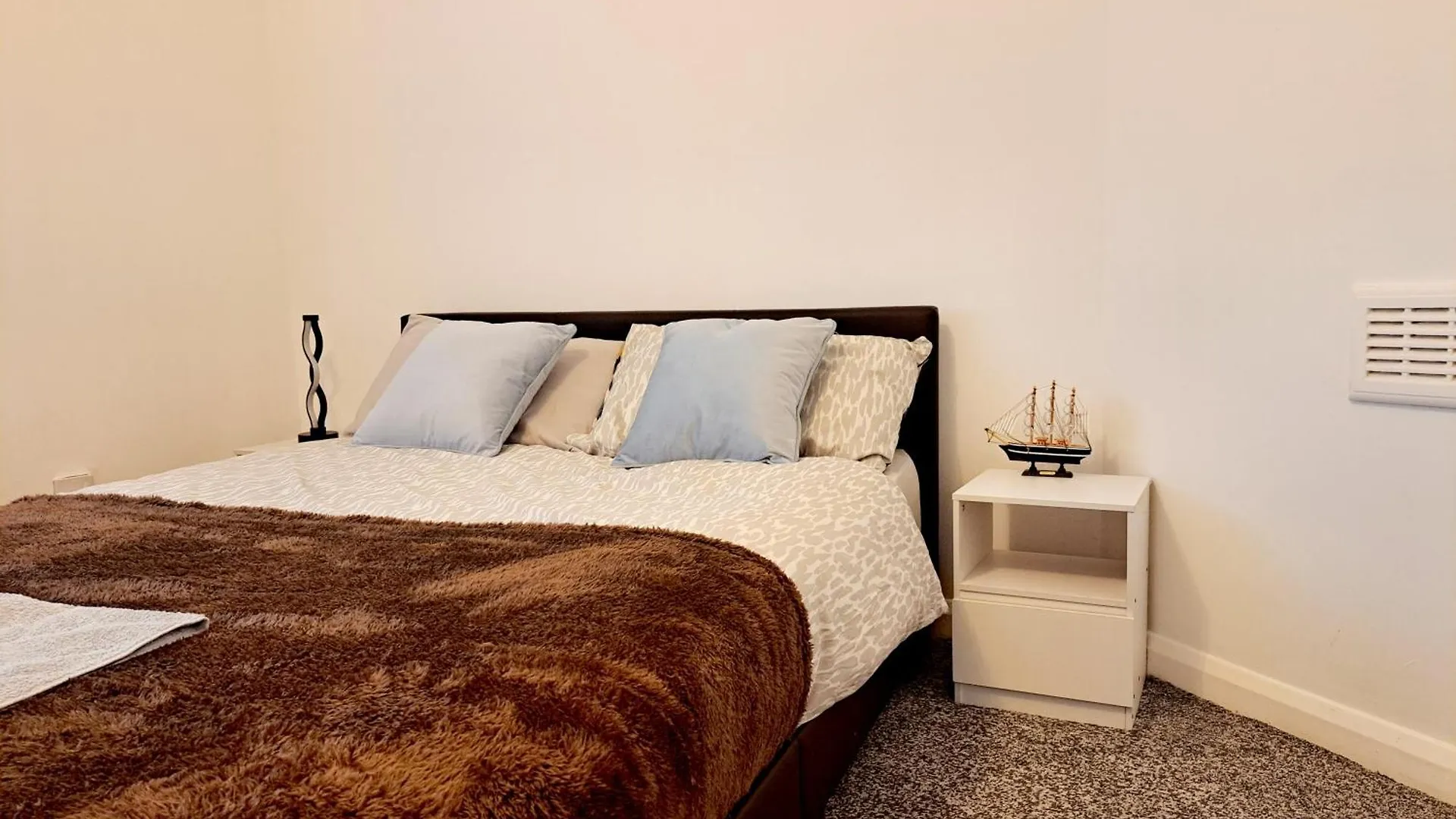 Σπίτι διακοπών 2 Bedroom House In Leeds - Sleeps 5 Wifi Parking