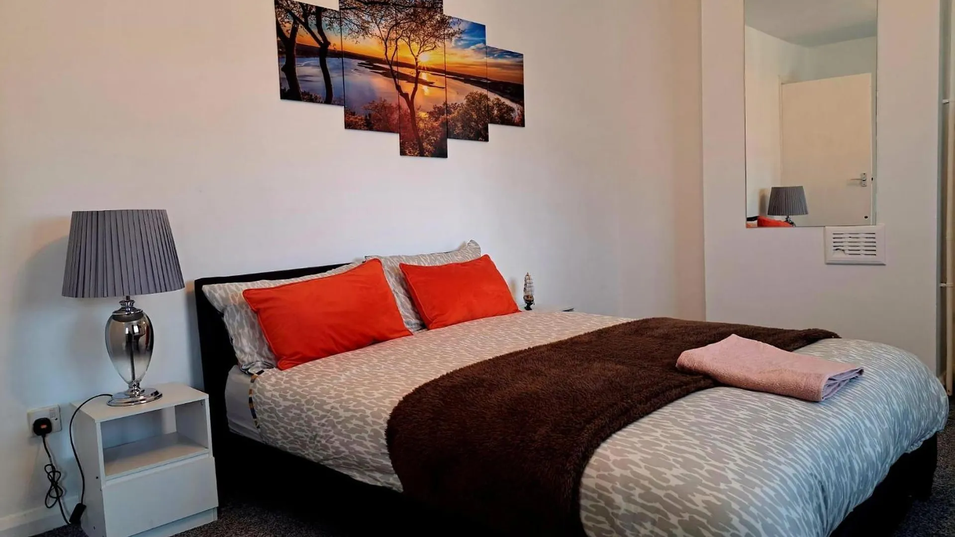 2 Bedroom House In Leeds - Sleeps 5 Wifi Parking