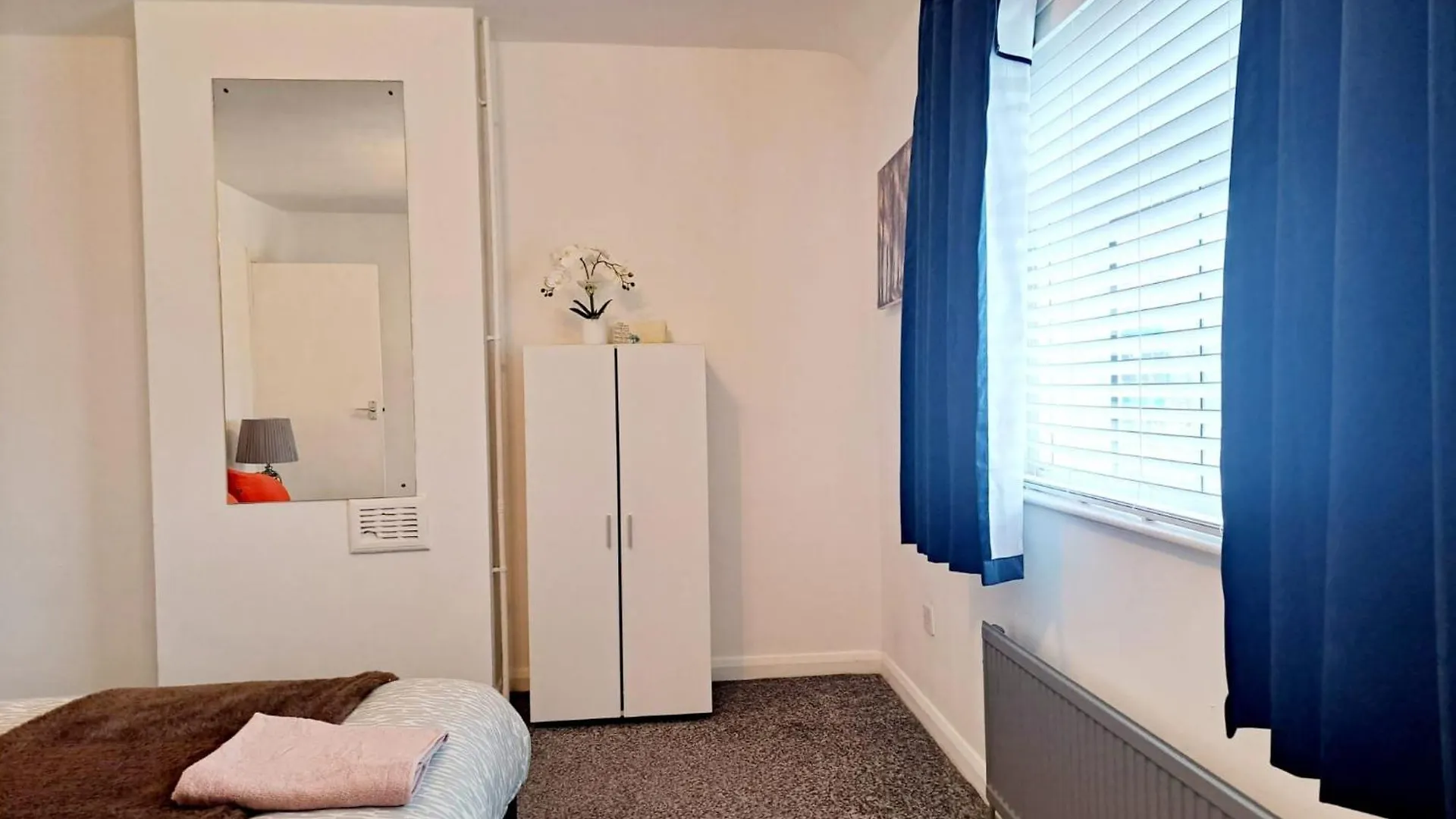 2 Bedroom House In Leeds - Sleeps 5 Wifi Parking 0*, Λιντς