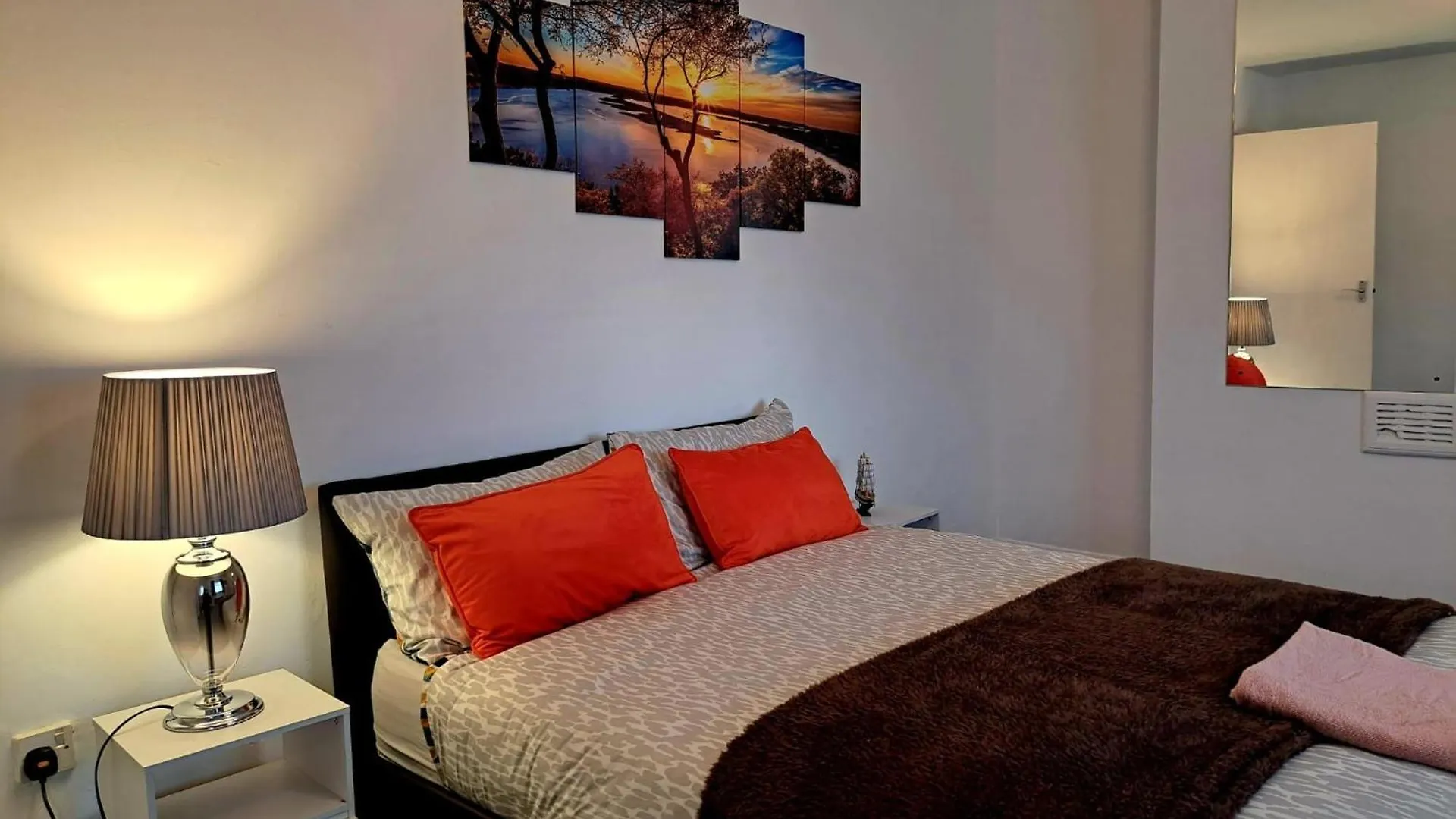 Σπίτι διακοπών 2 Bedroom House In Leeds - Sleeps 5 Wifi Parking